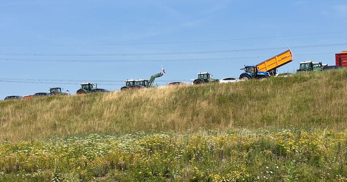 Blokkade op snelweg A35 bij Almelo weg, boeren met trekkers vertrokken