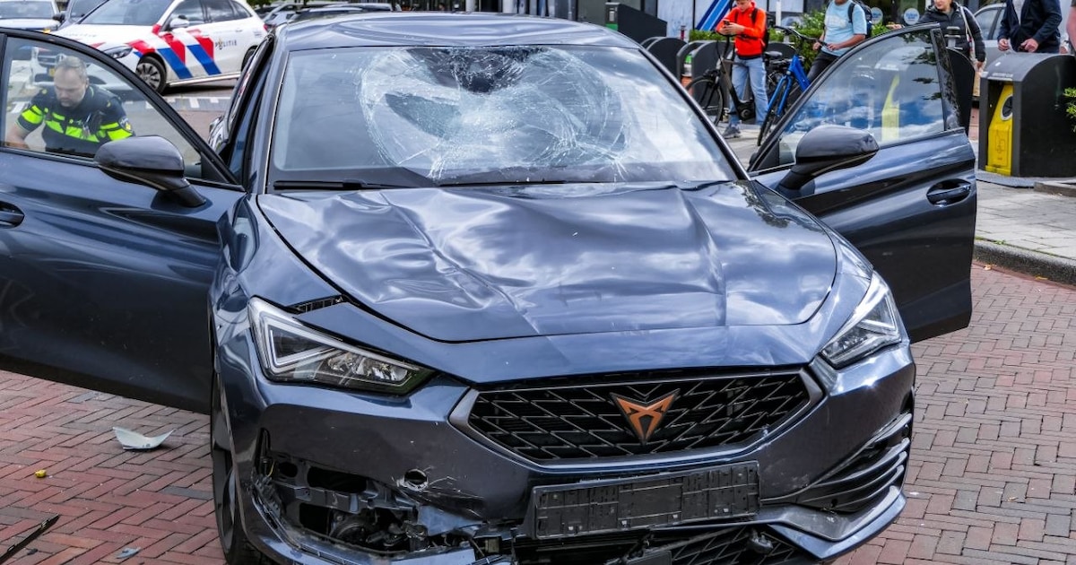 Brommerrijder geschept door auto op Jan Vermeerstraat in Enschede