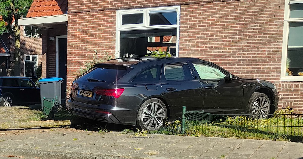 Auto rijdt tuin in na aanrijding in Enschede.