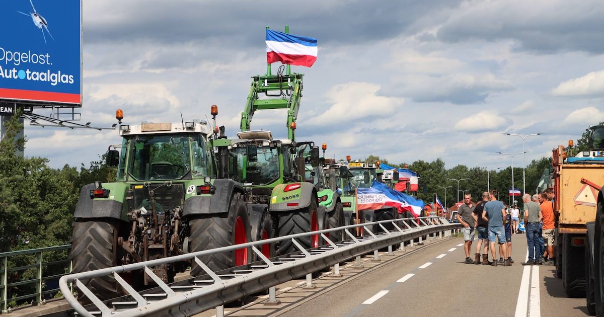 Boeren met omgekeerde vlaggen trekken met hun voertuigen naar kruispunt bij Frans op den Bult
