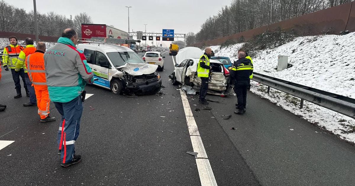 Botsing tussen vier auto’s op A28 bij Zwolle: rijstrook dicht