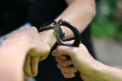 Als het thuis misgaat en de politie arriveert, krabt Wierdense moeder L. de tatoeage van een agent kapot