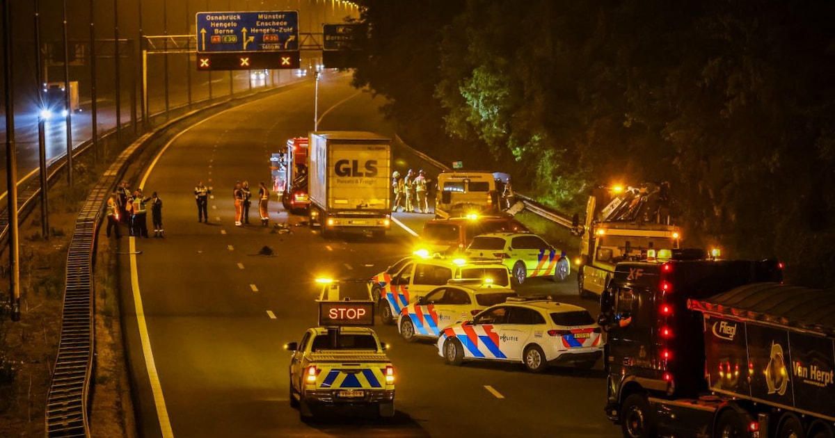 Zware aanrijding tussen vrachtwagen en personenauto op A35 bij Borne, traumahelikopter geannuleerd.