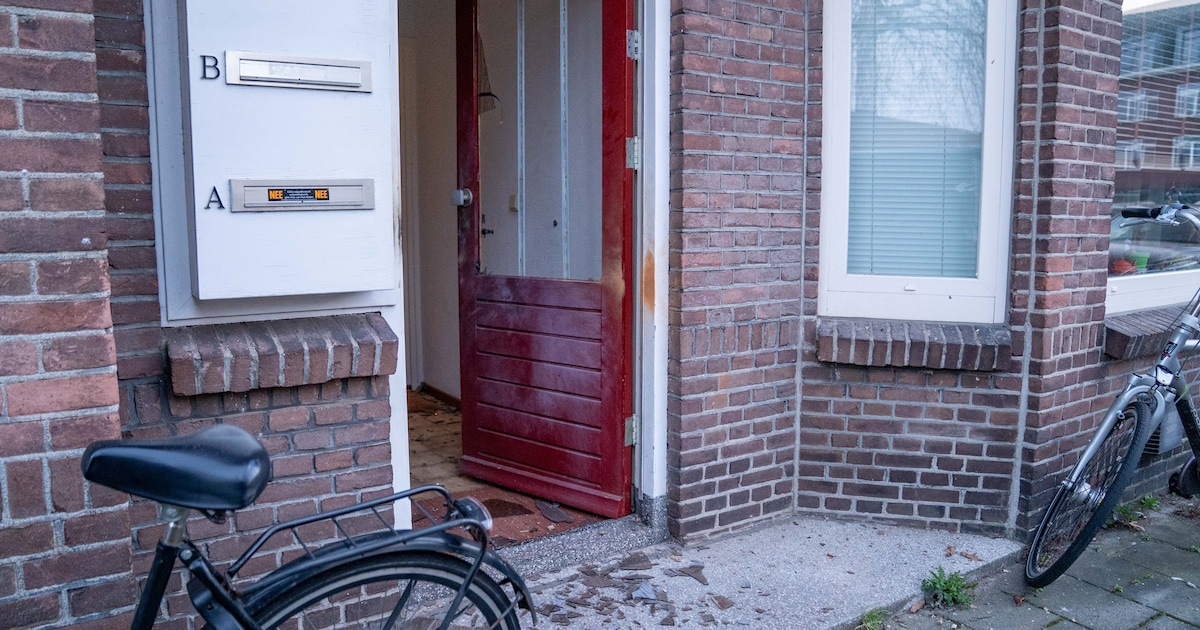 Explosie dendert door Deventer wijk: voordeur aan diggelen