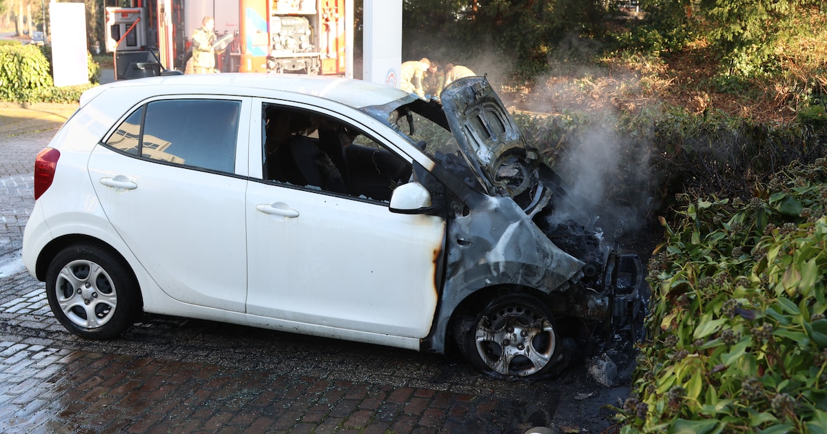 Voorkant van auto verwoest bij brand in Deventer: mogelijk brandstichting