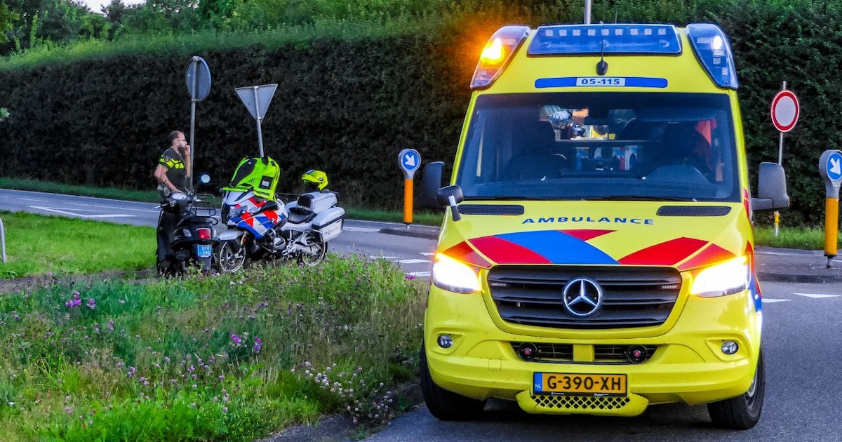 Scooterrijder gewond bij aanrijding op rotonde in Enschede.
