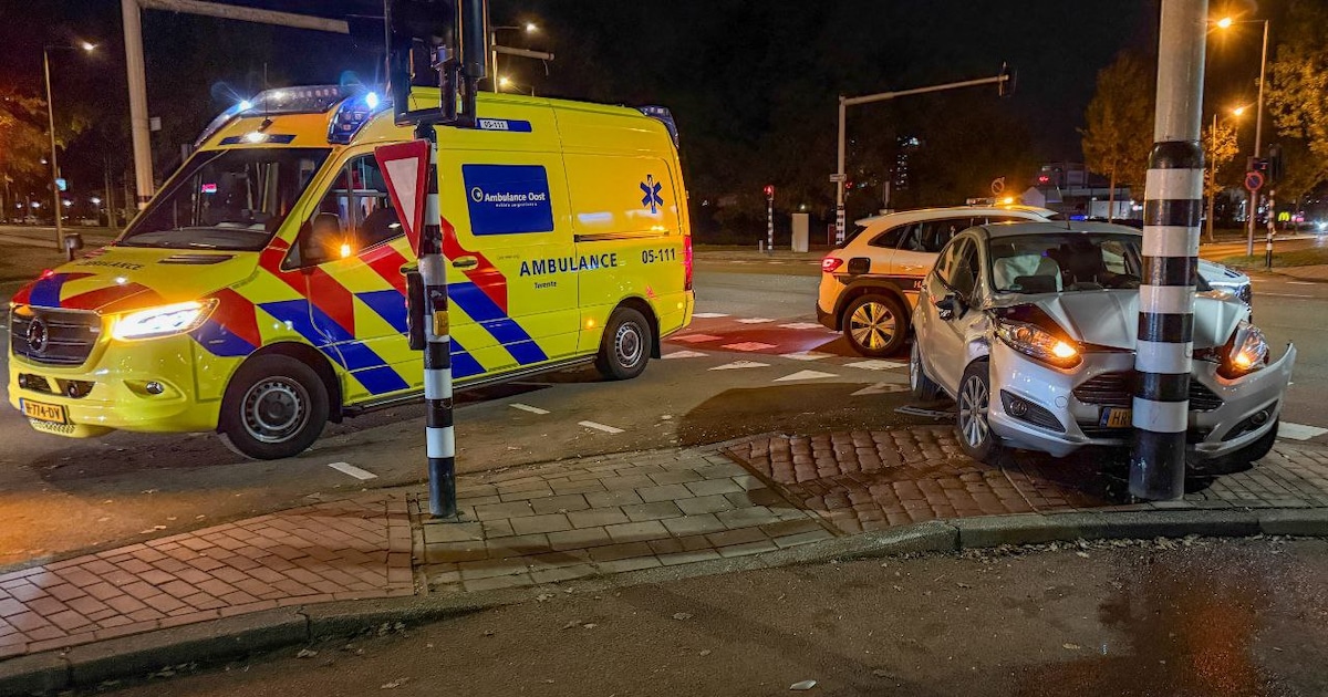 Auto botst tegen verkeerslicht na aanrijding in Enschede.