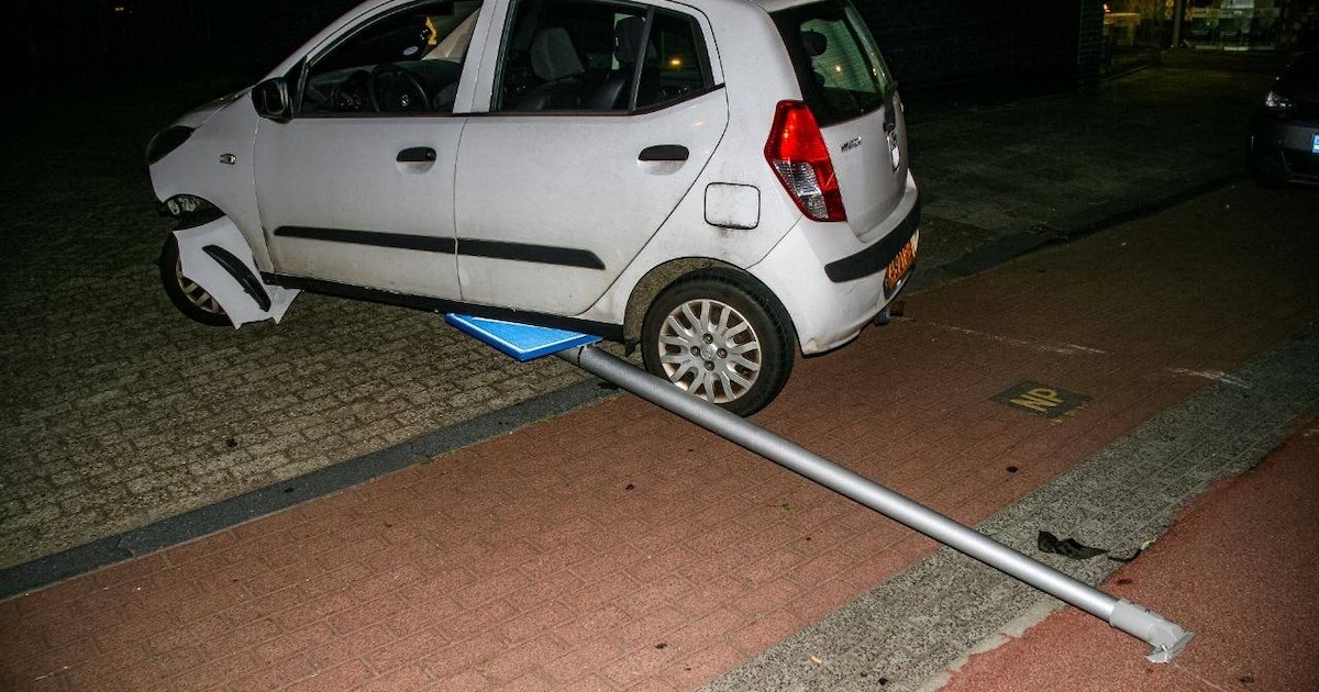 Automoblist rijdt door met verkeersbord onder auto na ongeval in Almelo