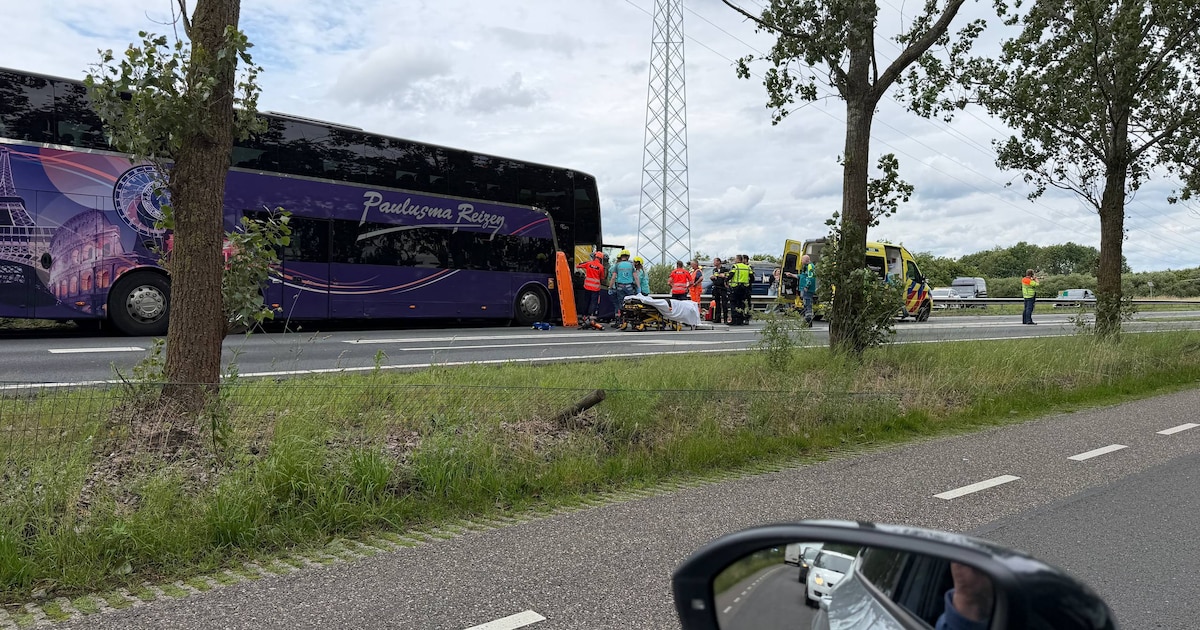 Zwaar ongeval op de N36 met touringcar: een persoon overleden