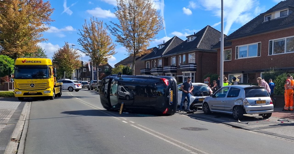 Auto belandt op zijkant na ongeluk in Hengelo, Sloetsweg dicht.