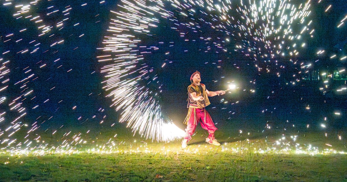 Muziek, honderden lampionnen en zelfs een vuurspuwer: de Zwolse Lichtparade in 10 foto’s