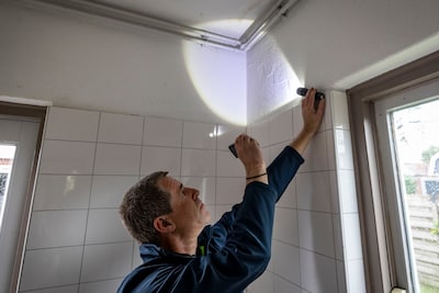 Een huis kopen? Zo ontdek je scheve vloeren, slechte ventila