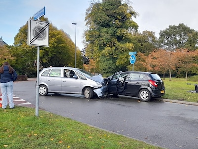 Auto’s botsen frontaal in Nijverdal: 2 gewonden