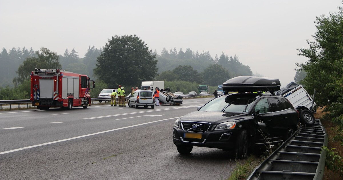 Auto’s botsen op A1 bij Ugchelen: auto op de kop, weg weer vrij