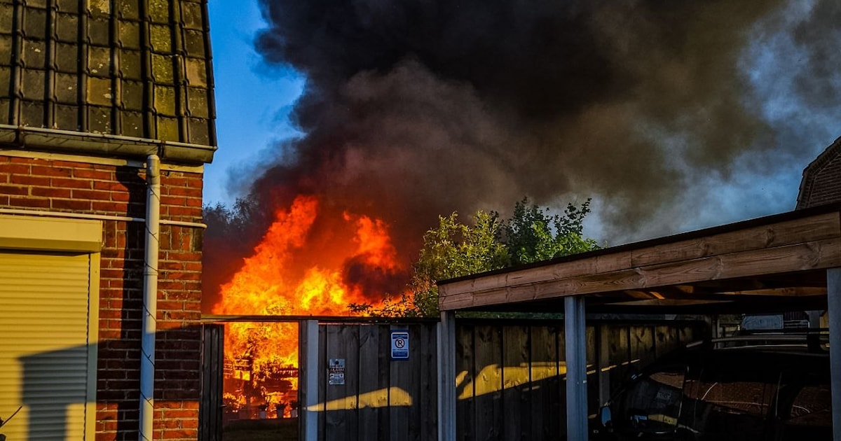 Grote uitslaande brand in Overdinkel onder controle: meerdere explosies gehoord