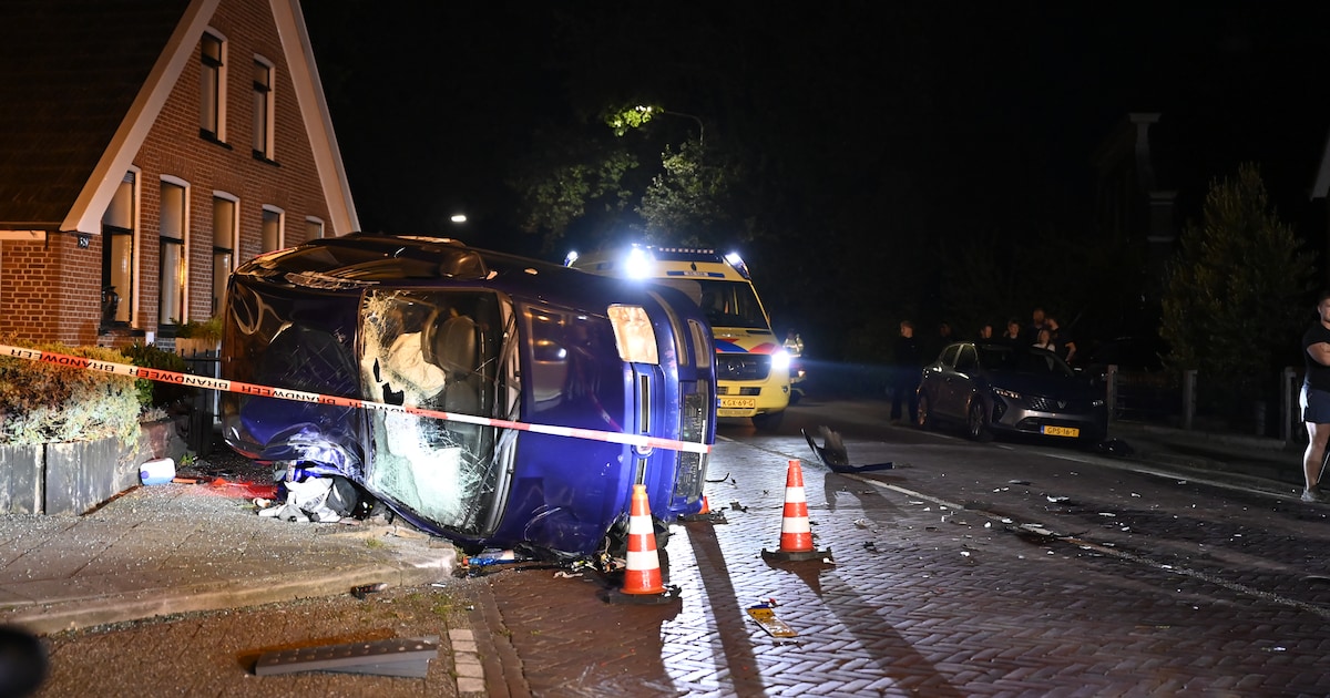 Ernstig ongeluk in Vriezenveen: auto’s over de kop en op de kant