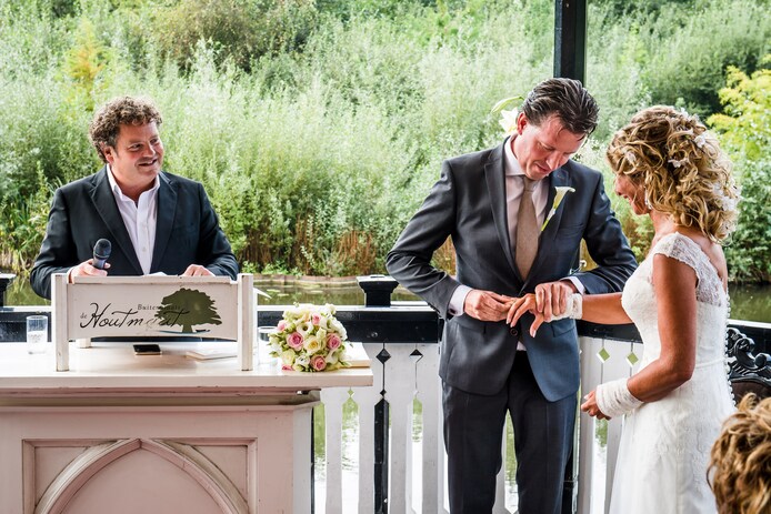 Acteur en trouwambtenaar Dirk Zeelenberg voltrekt het huwelijk van Marcel Weghorst en Jacqueline Wijnhoud. Foto: Lars Smook