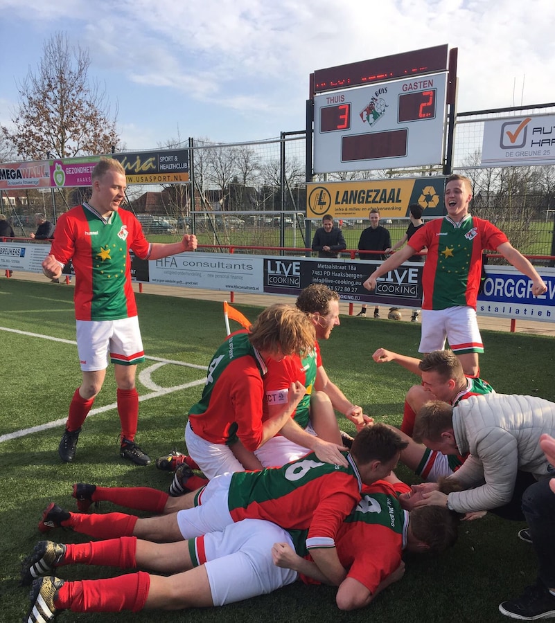 Vreugde bij Bon Boys na de winnende treffer van Martijn Schuur.