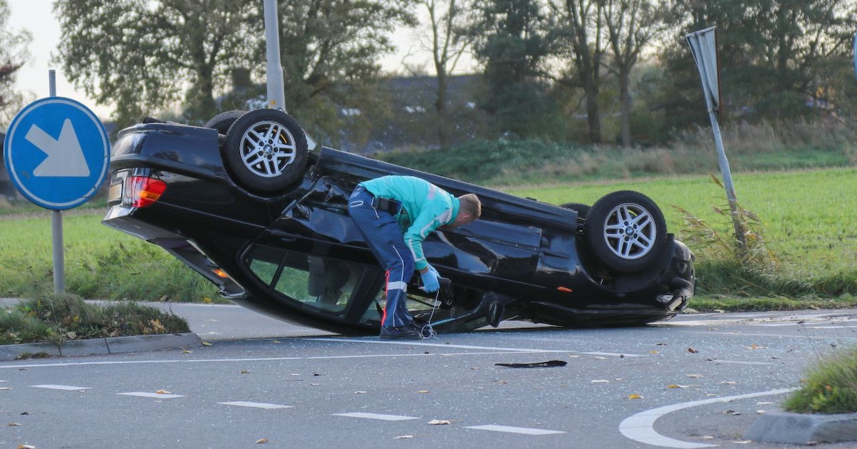 Auto belandt op de kop na aanrijding bij Aadorp.