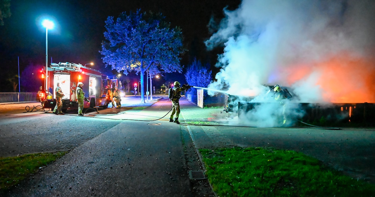 Pick-uptruck volledig verwoest door brand in Vriezenveen