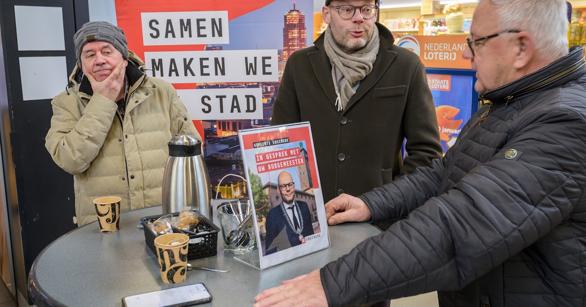 Burgemeester staat voor de Primera met gratis koffie: ‘Bij de gemeente is anders weinig gratis’