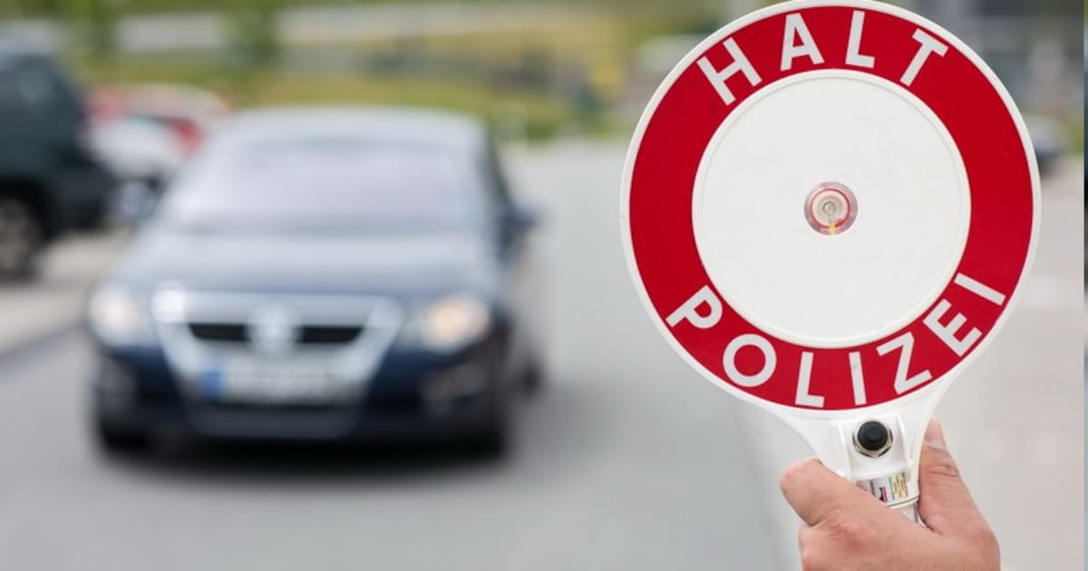 Dronken automobilist slingert over A1 richting grens, drankblikjes naast zich