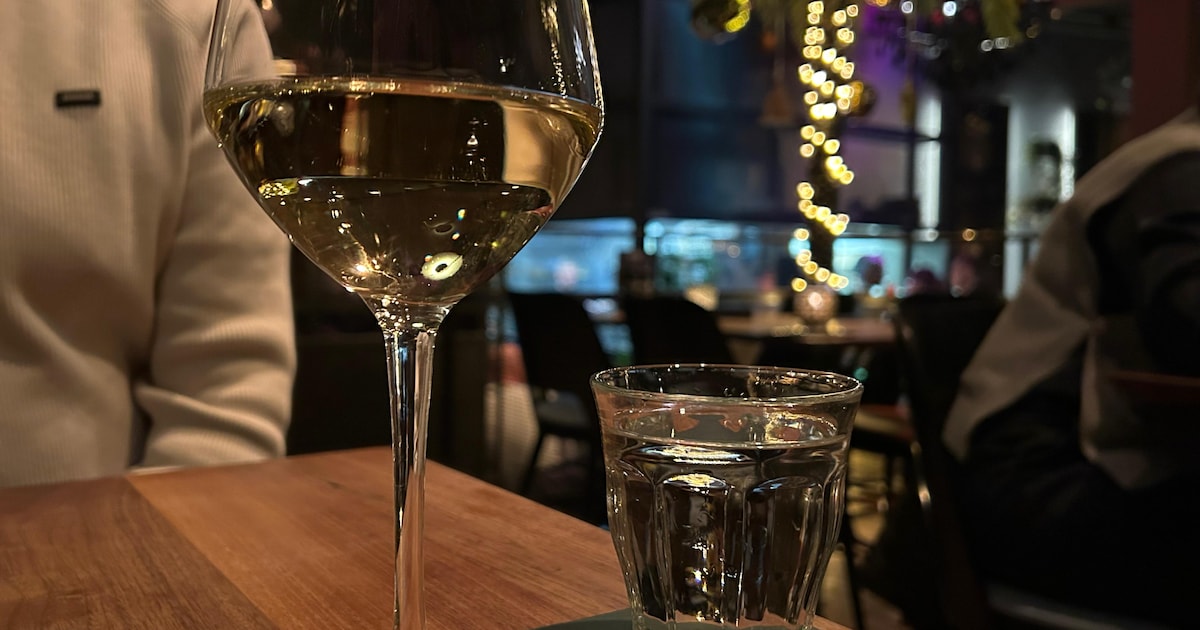 Wel of niet betalen voor glas kraanwater op tafel: het blijft een discussie in de horeca