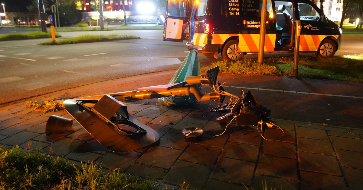 Automobilist rijdt onder invloed verkeerslicht omver in Deventer