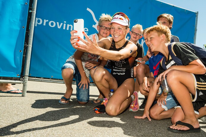 Rachel Klamer moest in een eerdere editie van Triathlon Holten op de foto met enkele jeugdige fans.