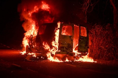 Vlammen slaan uit geparkeerde bestelbus bij Sibculo