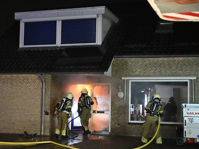Middelbrand in woning in Almelo snel onder controle: bewoners veilig naar buiten