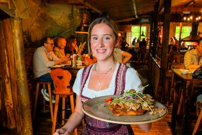 Bam! Ineens zit je in de Alpen met dirndls, lederhosen en ee