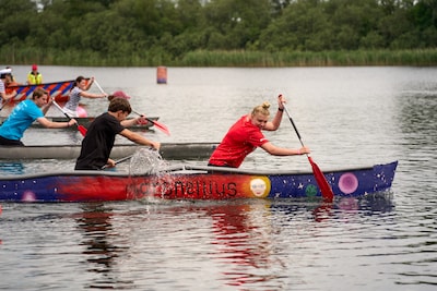 Betonkanorace in Bornerbroek: kano van TU Delft sneuvelt, ROC-studenten redden race met reserveboot