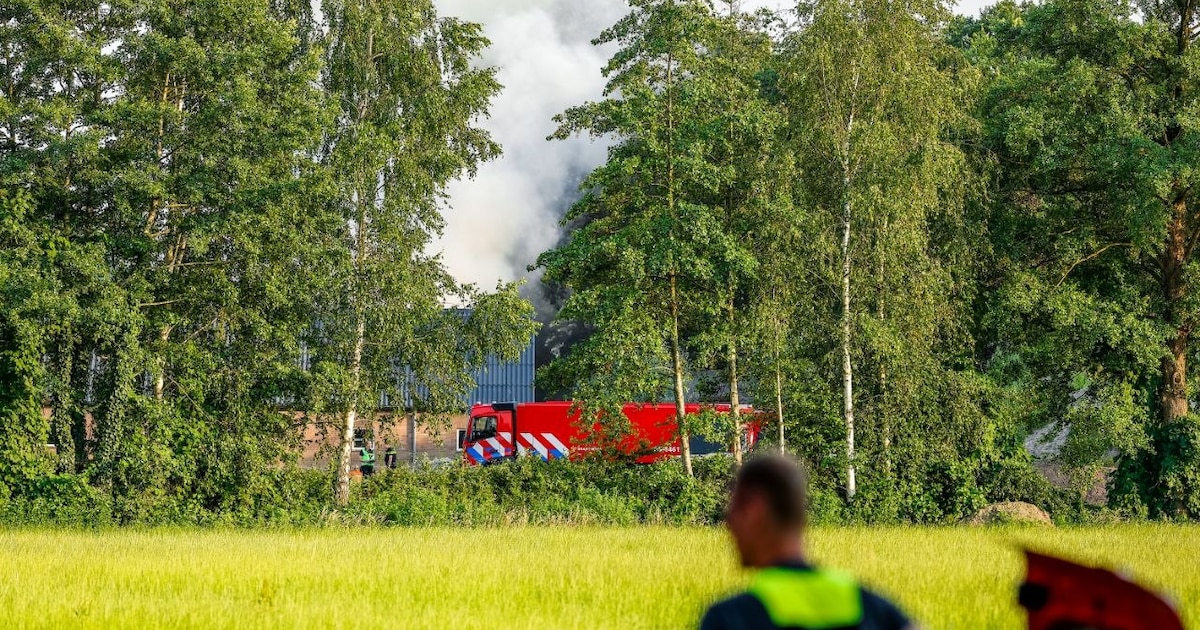 Extra veel brandweerlieden opgeroepen voor bestrijding vuur op agrarisch bedrijf in Haaksbergen