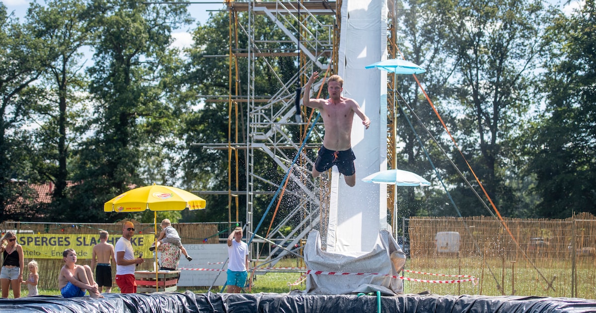 Waaghalzen van Splash & Crash Bentelo gaan van 9 meter hoge glijbaan: ‘Je moet geen angst hebben’