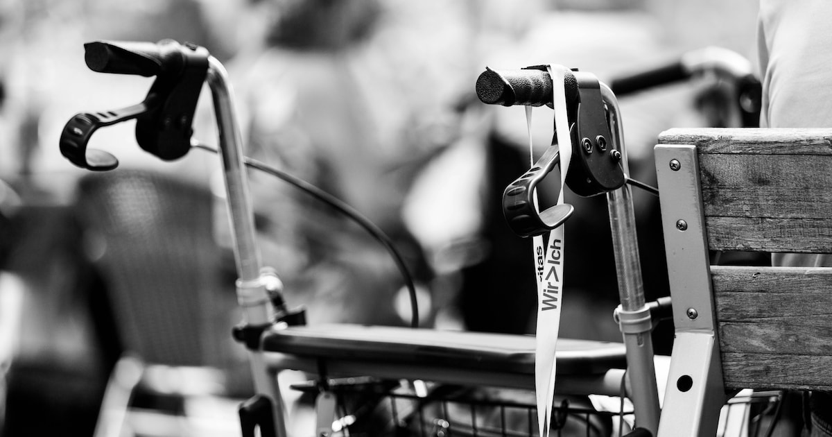 Vrouw met rollator in Hengelo wijst mannen de weg, wordt dan beroofd van horloge