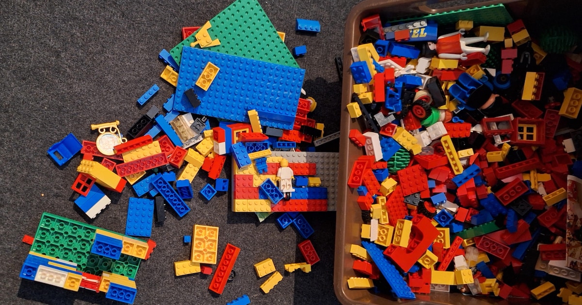 Box met Lego en wijwaterbakje aangeboden, spulletjes van Doe Maar gezocht