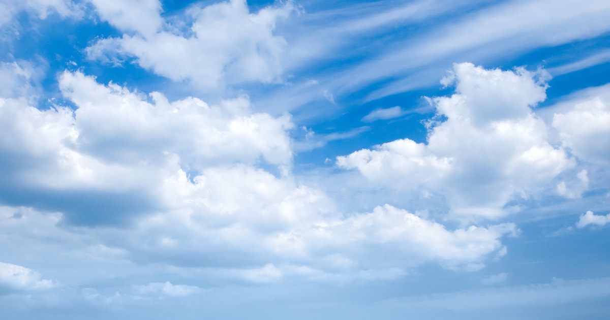 Mix van opklaringen en wolken in Oost Gelre in de avond
