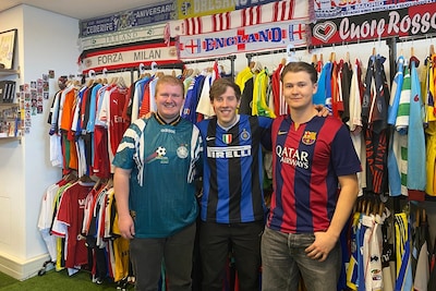 Deze verborgen plek in Almelo hangt vol unieke voetbalshirts