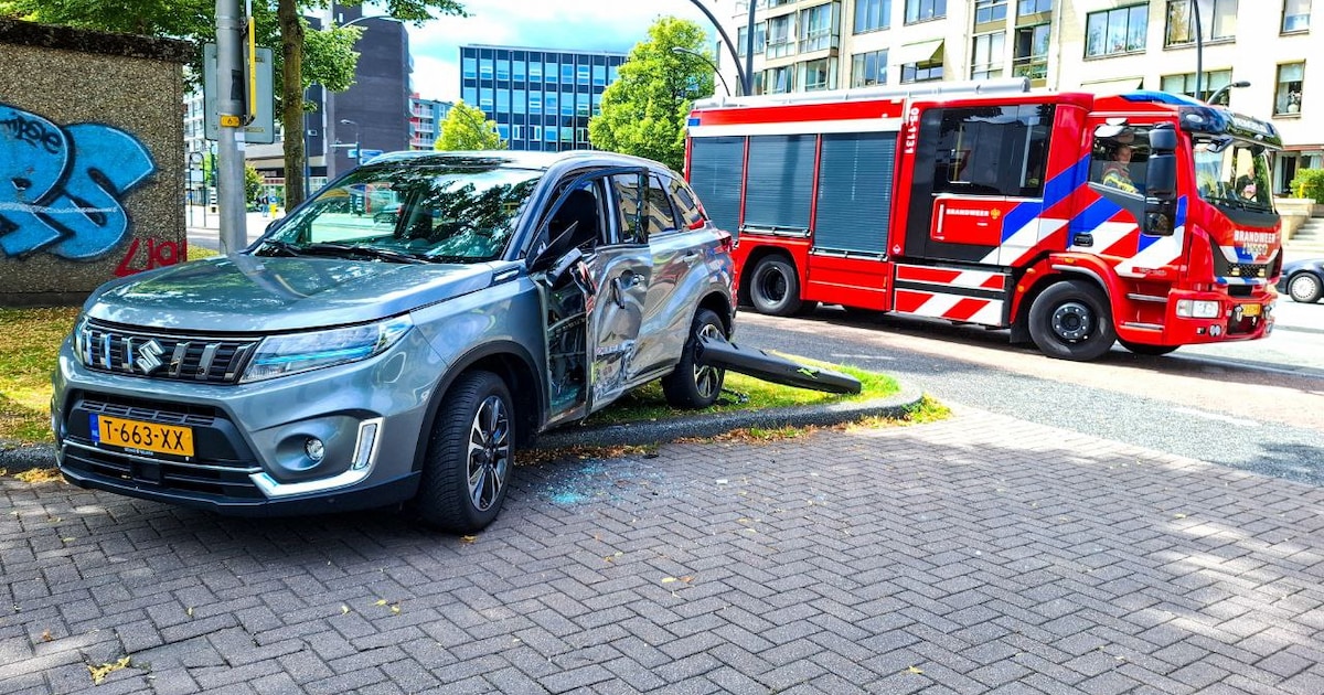 Vrouw moet door brandweer uit auto gehaald worden na botsing met lijnbus in Hengelo.