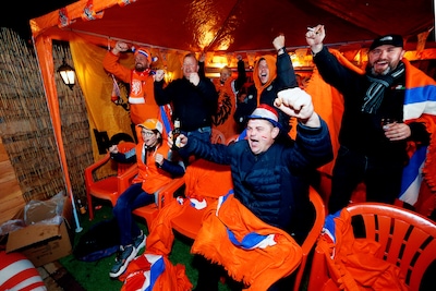Voetbal kijken op een Enschedees terras? Dat kan, maar wel volgens de regels