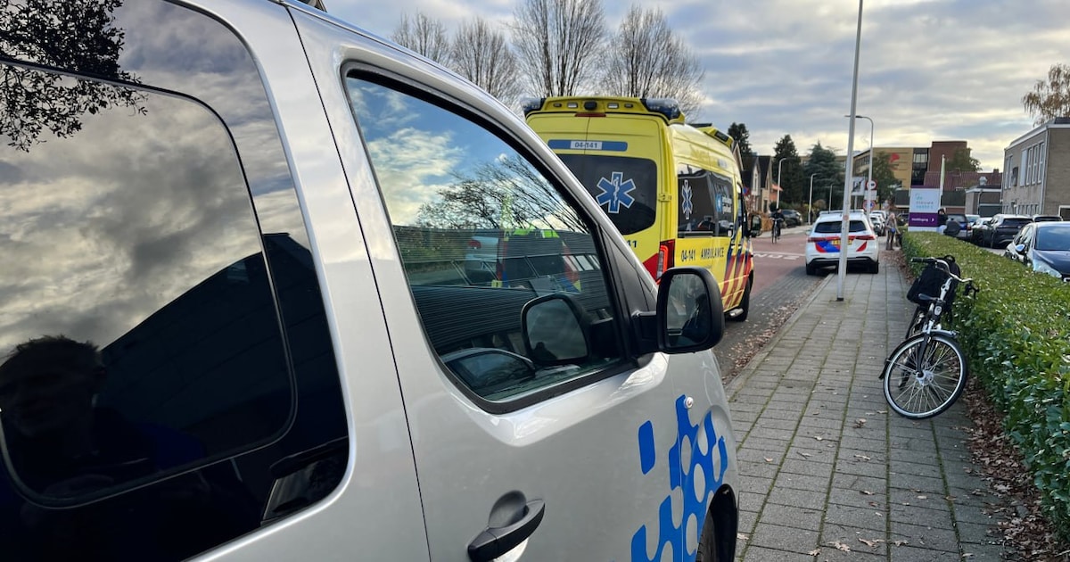 Fietser naar het ziekenhuis na botsing met stilstaand busje in Hardenberg