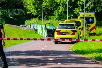 Twee fietsers gewond bij aanrijding in Hengelo, slachtoffer met spoed naar ziekenhuis