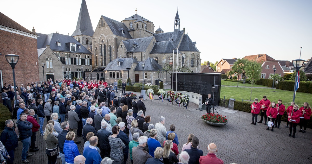 Denekamp herdenkt oorlogsslachtoffers met stille tocht vanaf gemeentehuis | Dinkelland