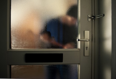Alerte bewoner voorkomt inbraak in Enschede, politie pakt 20-jarige met gasalarmpistool op