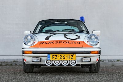 De schrik van hardrijders: iconische Porsche van de Rijkspolitie duikt op in Borne