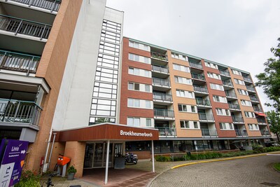 Bewoners van dit complex in Enschede mogen kop koffie niet meer mee naar buiten nemen