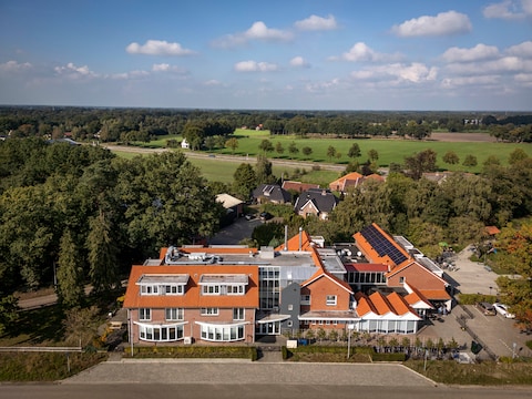 Het azc in Albergen, aan de rand van het dorp. 