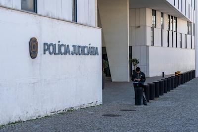 Jonge kinderen van 5 en 3 jaar oud alleen en huilend aangetroffen in Portugal, politie op zoek naar ouders