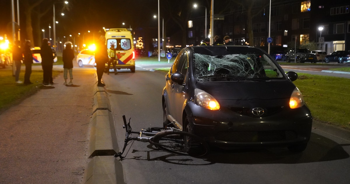 Fietser (30) met spoed naar ziekenhuis na botsing met auto in Deventer